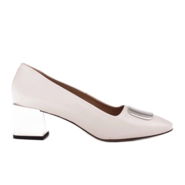 Marco Shoes Szivattyúk fém sarokkal és lapos króm díszítéssel fehér Marco Shoes Szivattyúk fém sarokkal és lapos króm díszítéssel fehér