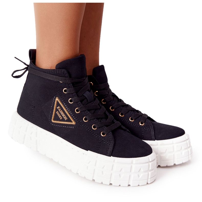 Női magas cipők egy fekete Manhattan platformon