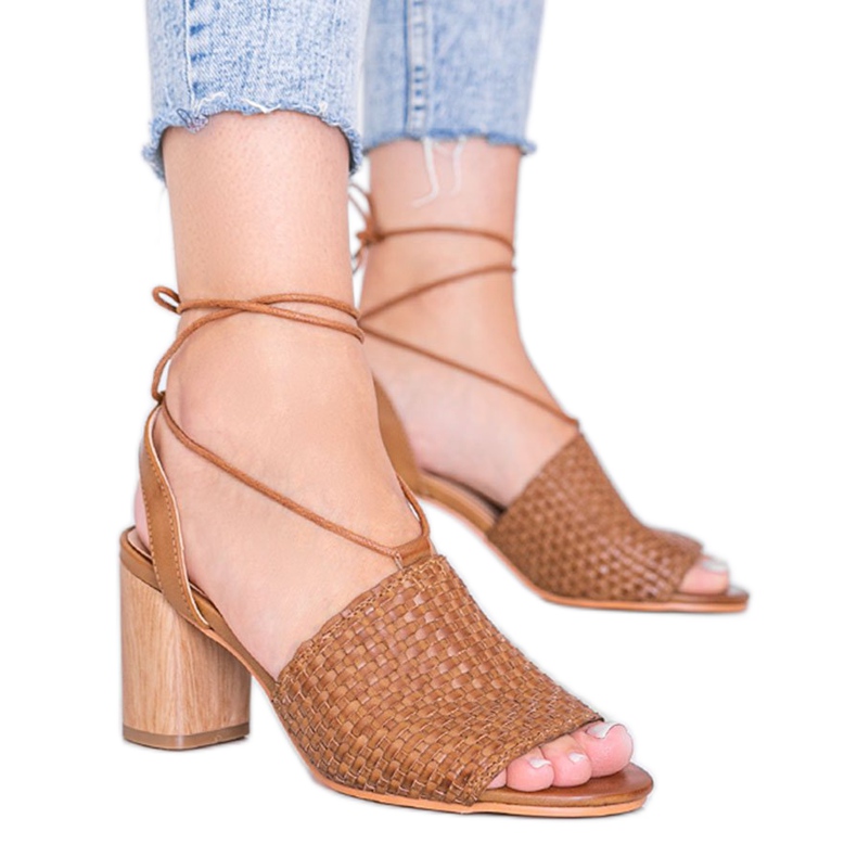 Barna fonott szandál az Estrella oszlopon