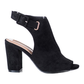 Bestelle Zárt szandál csattal fekete