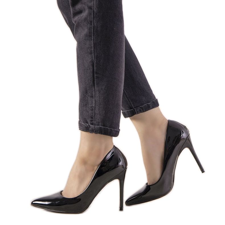 Fekete lakkozott sarok Ibizától