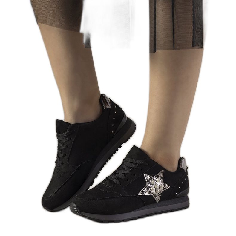 Fekete sportcipő, vonalzó csapokkal díszítve