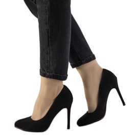 Fekete szivattyúk a Dermeno sarkán Fekete szivattyúk a Dermeno sarkán