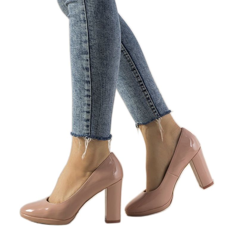 Rózsaszín lakkozott szivattyúk a Bellisima oszlopon