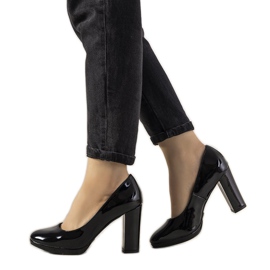 Fekete lakkozott szivattyúk a Bellisima oszlopon Fekete lakkozott szivattyúk a Bellisima oszlopon