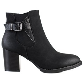 J. Star Csizma egy posztón, dekoratív csattal fekete