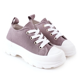 Gyermek cipők a platformon Szürke utazási idő