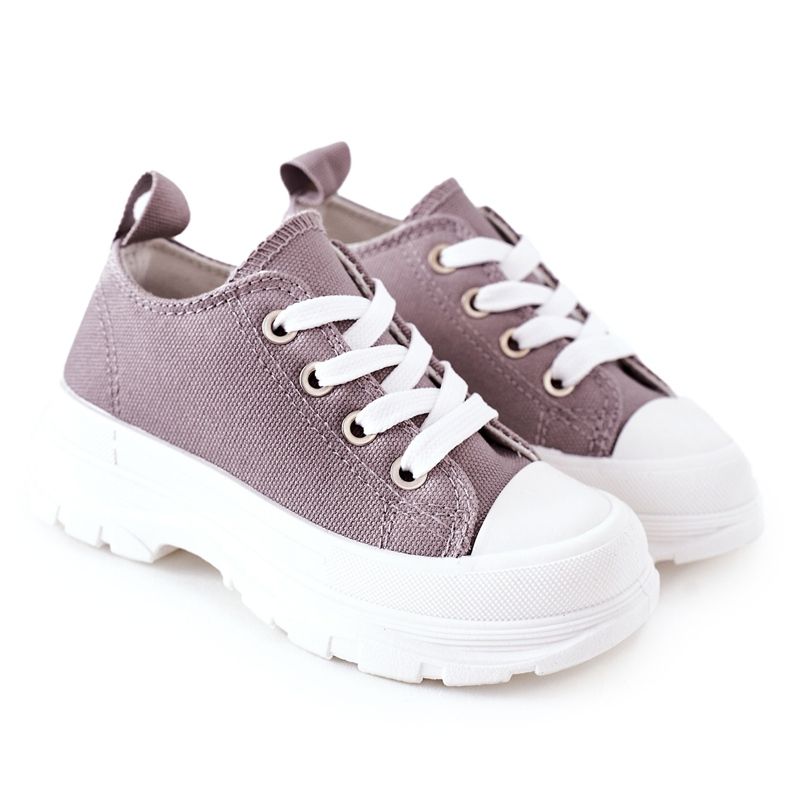 Gyermek cipők a platformon Szürke utazási idő