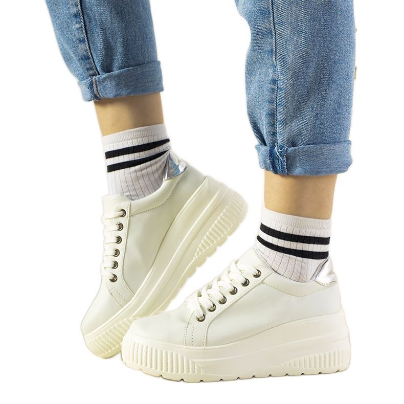 Fehér sportcipő magas talppal