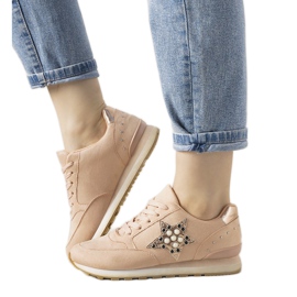 Rózsaszín sportcipők vonalzó csapokkal díszítve Rózsaszín sportcipők vonalzó csapokkal díszítve