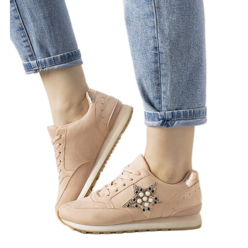 Rózsaszín sportcipők vonalzó csapokkal díszítve