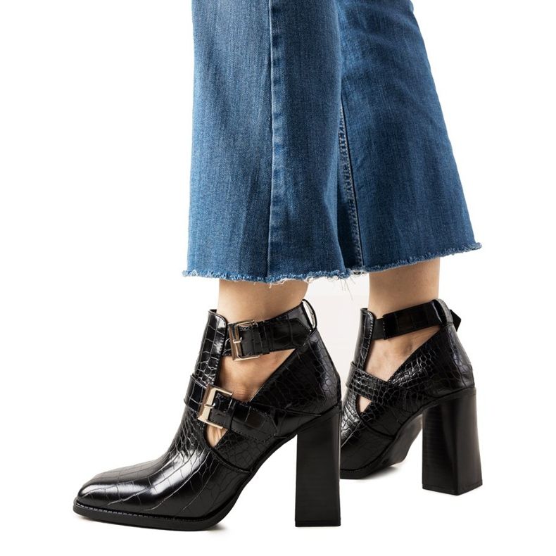 Fekete csizma a Maybelle krokodilbőr mintájú poszton Fekete csizma a Maybelle krokodilbőr mintájú poszton