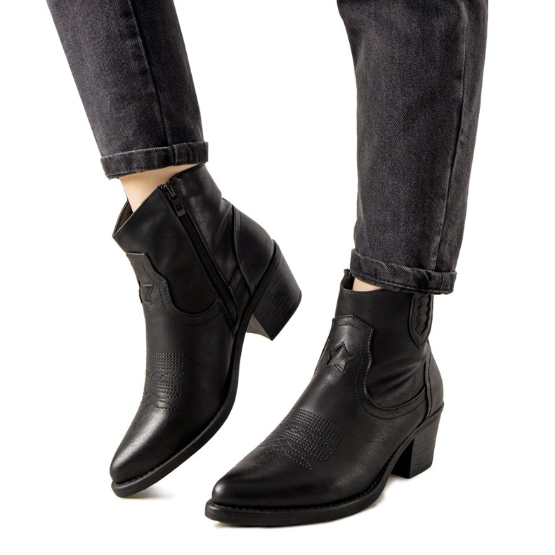 Fekete cowboycsizma hímzett Mustgrow mintával