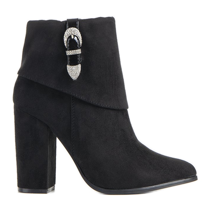 Fekete elegáns csizma az Esgle oszlopon