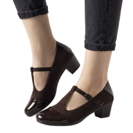 Barna szivattyúk egy oszlopon, lakkozott desszert orral