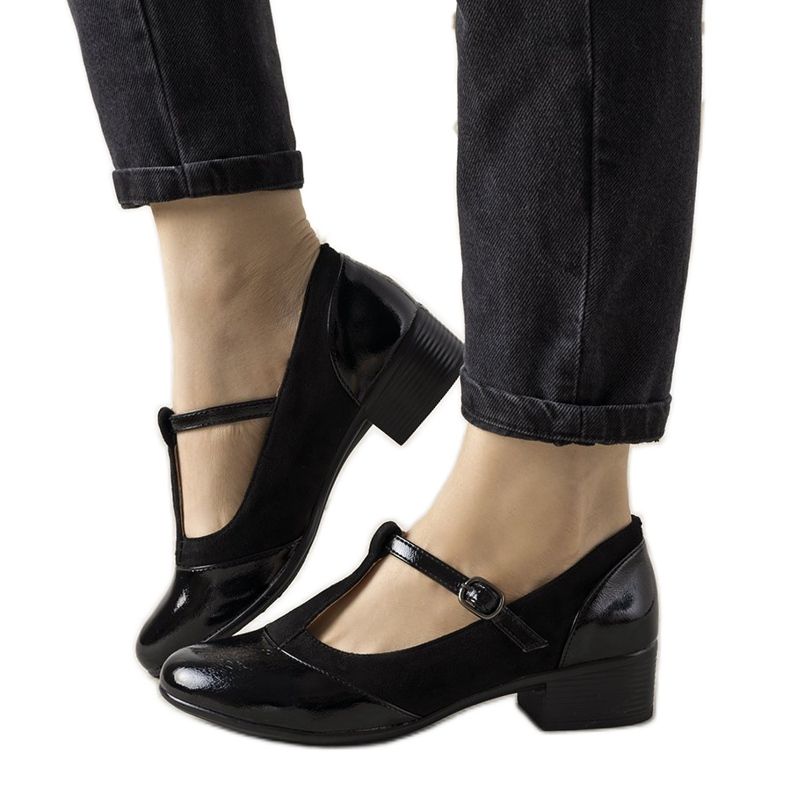 Fekete szivattyúk egy oszlopon, lakkozott Manam lábujjjal