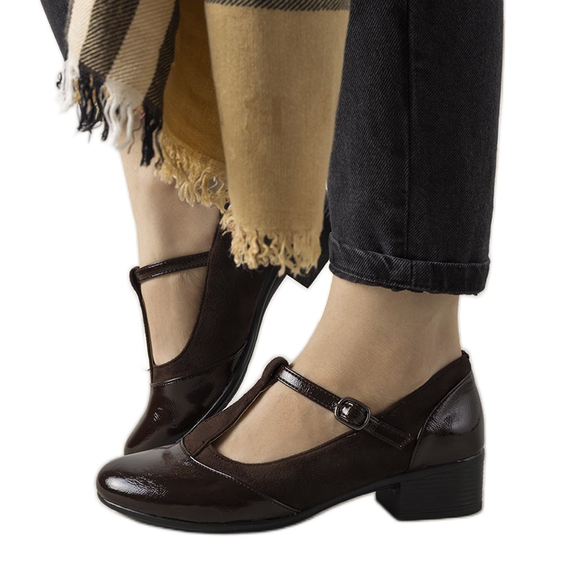 Barna szivattyúk oszlopon, lakkozott Manam lábujjjal