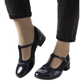 Navy szivattyúk egy oszlopon, lakkozott Manam lábujjjal kék