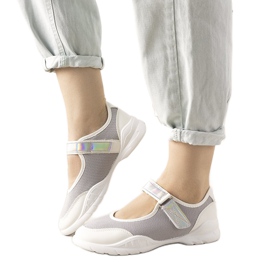 Szürke -fehér edzőcipő holografikus Melania betéttel