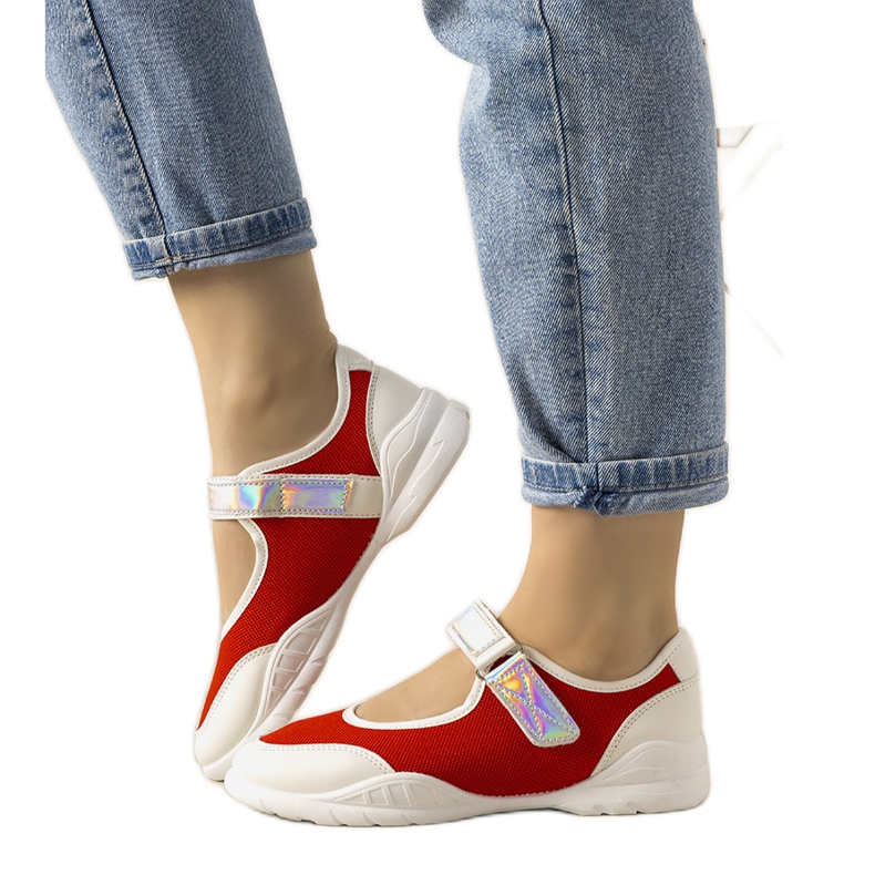 Piros -fehér edzőcipő, holografikus Melania betéttel Piros -fehér edzőcipő, holografikus Melania betéttel