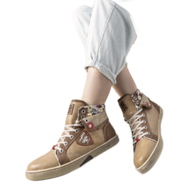 Niente bézs színű, bokáig érő cipője