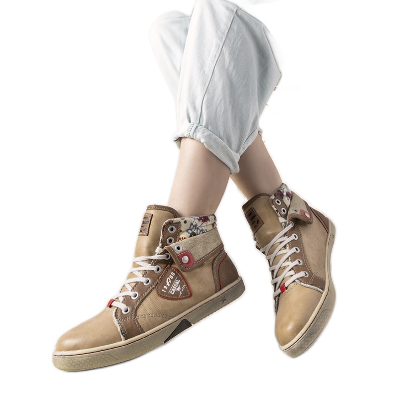 Niente bézs színű, bokáig érő cipője