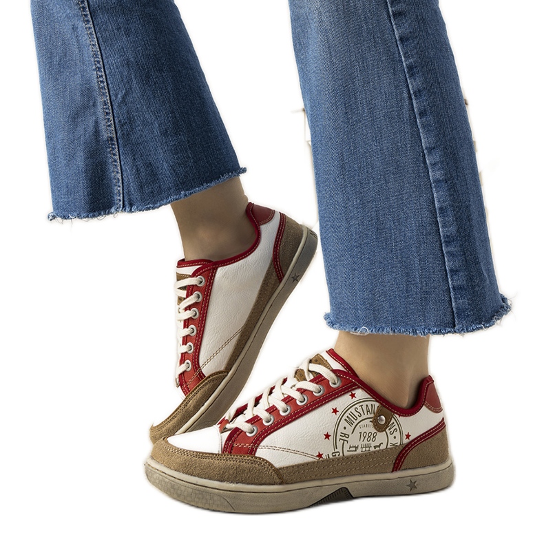 Esta női fehér és piros cipők