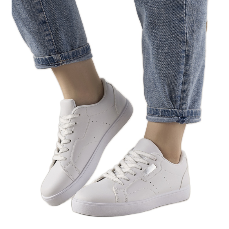 Fehér és ezüst cipők a Boomshom -tól