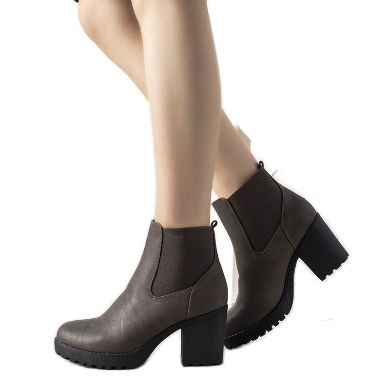 Barna bokacsizma a Brooke oszlopon