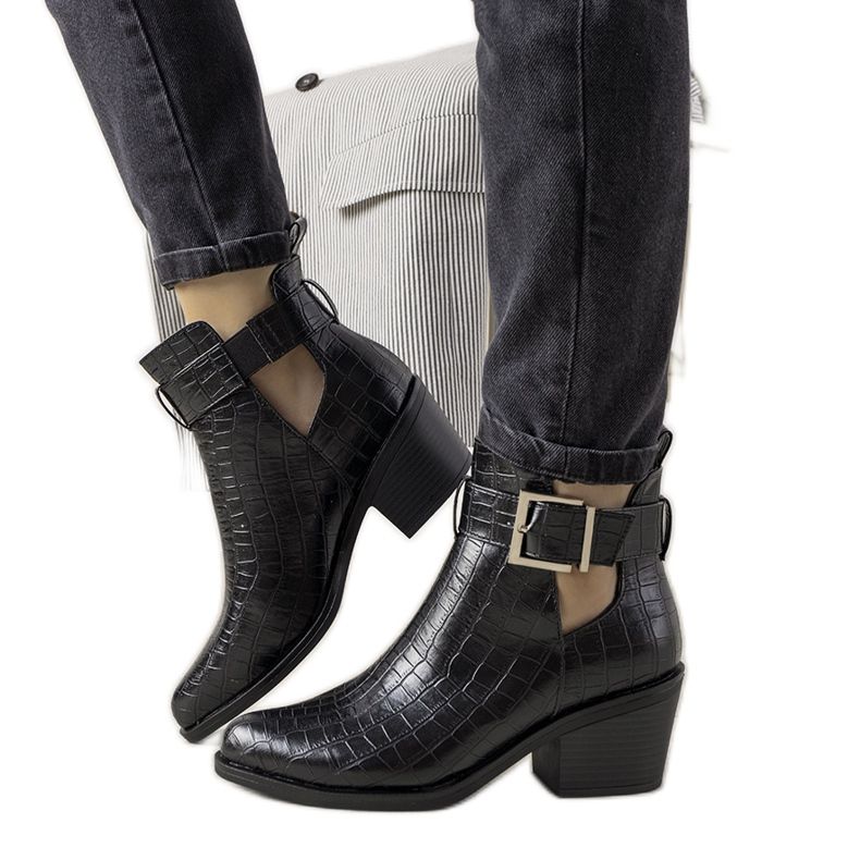 Fekete bokacsizma Moderniso kivágással