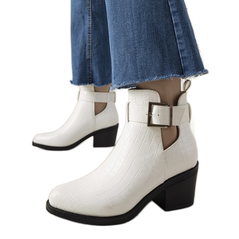 Fehér bokacsizma Moderniso kivágással