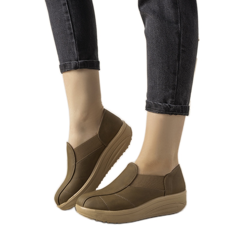 Barna cipő magas talppal a Spike -tól