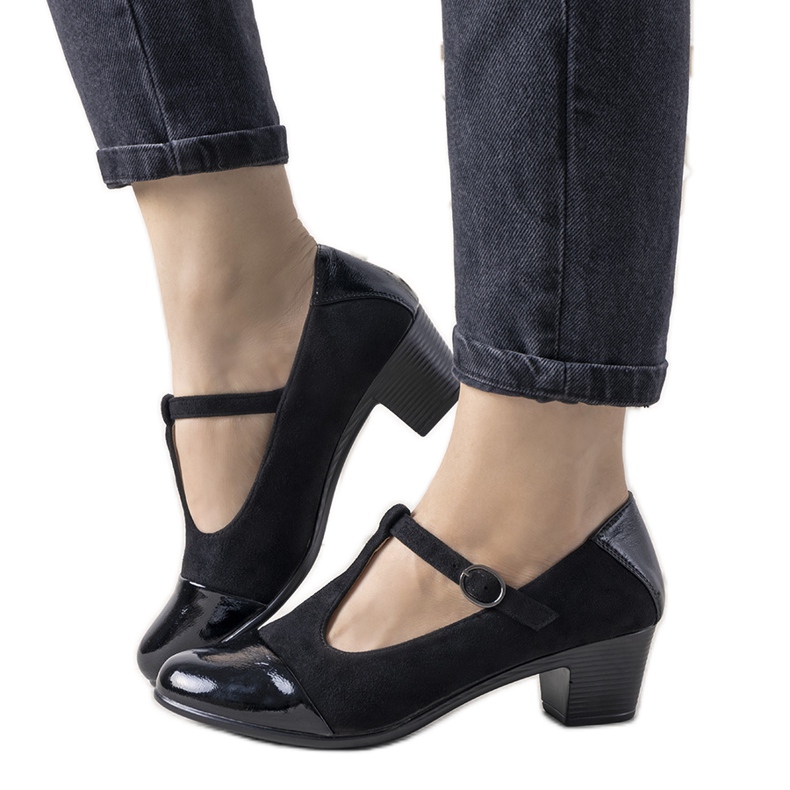 Fekete szivattyúk egy oszlopon, lakkozott desszert orral