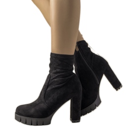 Fekete bokacsizma a Fiode oszlopon