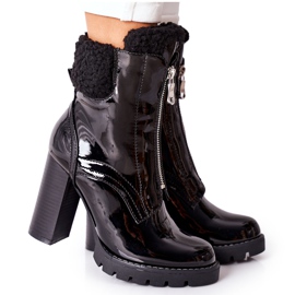 Lakkozott fekete csizma a posta Arlestonon