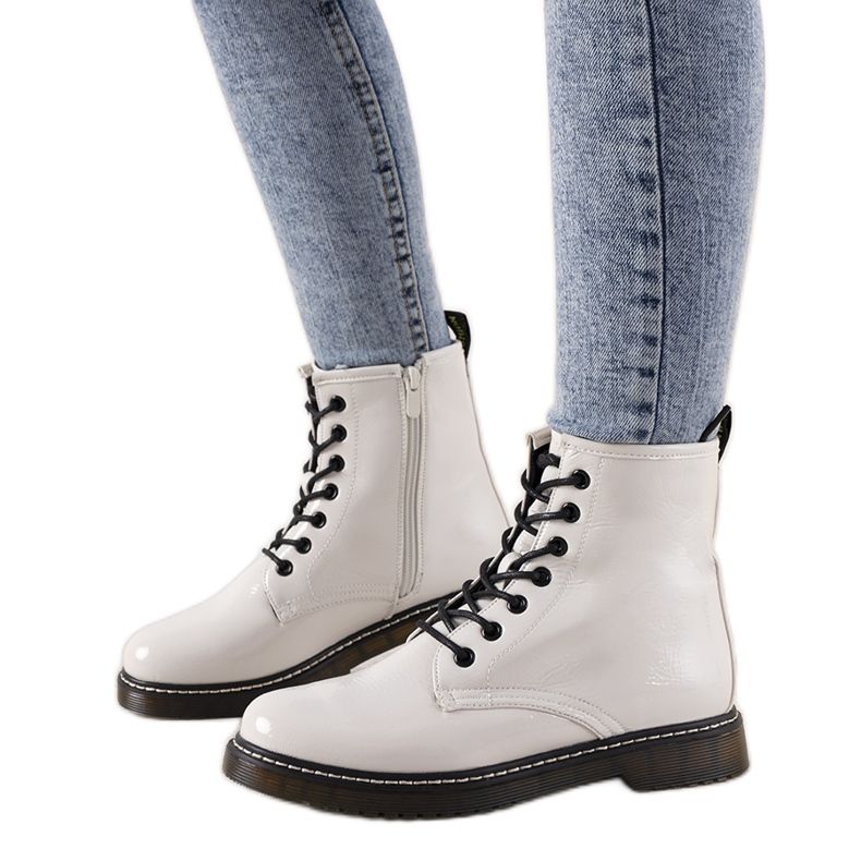 Peve női fehér lakkozott csizma