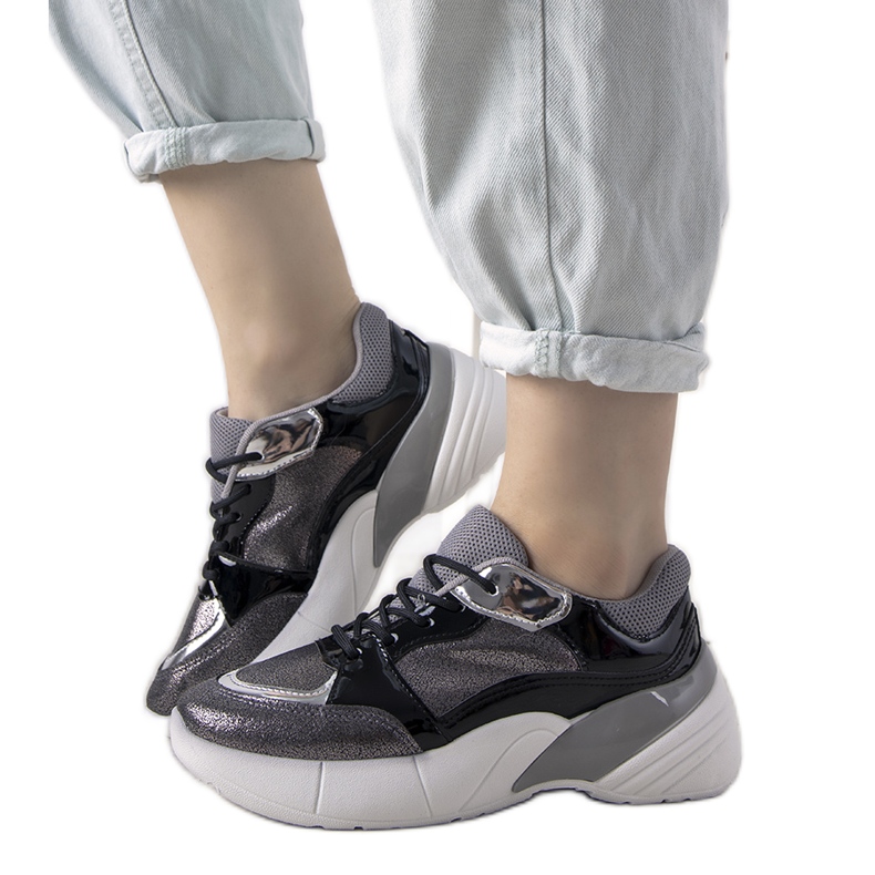 Fekete cipők, magas talppal