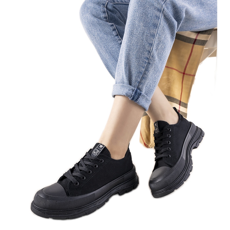 Fekete cipők vastag Beat talpon