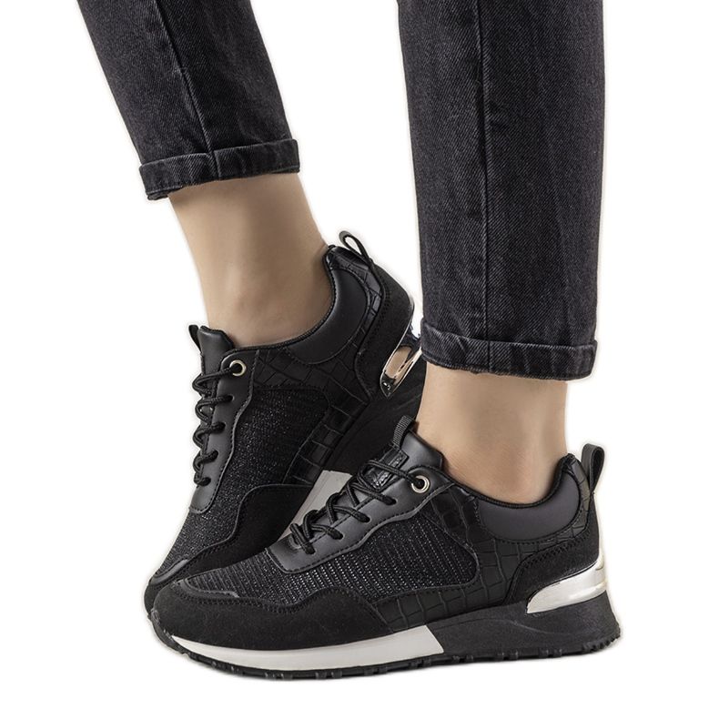 Fekete cipők Zariza krokodil bőr motívummal