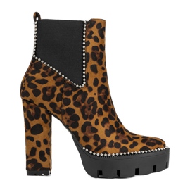 Barna csizma a leopárd mintás oszlopon Leo Barna csizma a leopárd mintás oszlopon Leo