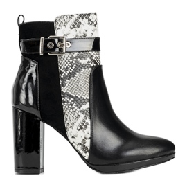 Fekete bokacsizma a Peggie oszlopon