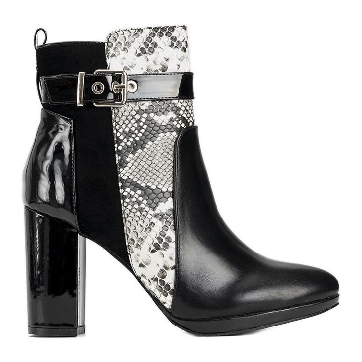 Fekete bokacsizma a Peggie oszlopon