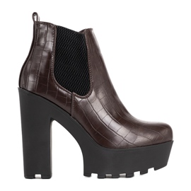 Barna bokacsizma a Zellola oszlopon Barna bokacsizma a Zellola oszlopon