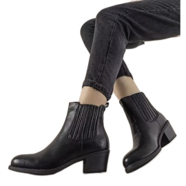 Fekete csúszós bokacsizma a Pena oszlopon Fekete csúszós bokacsizma a Pena oszlopon