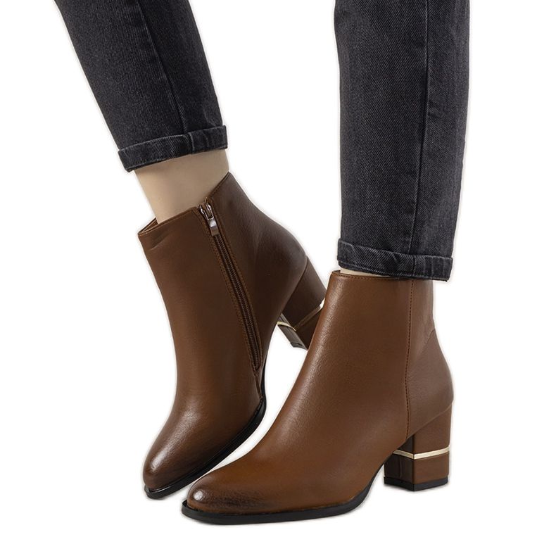 Barna klasszikus csizma az Arteaga poszton