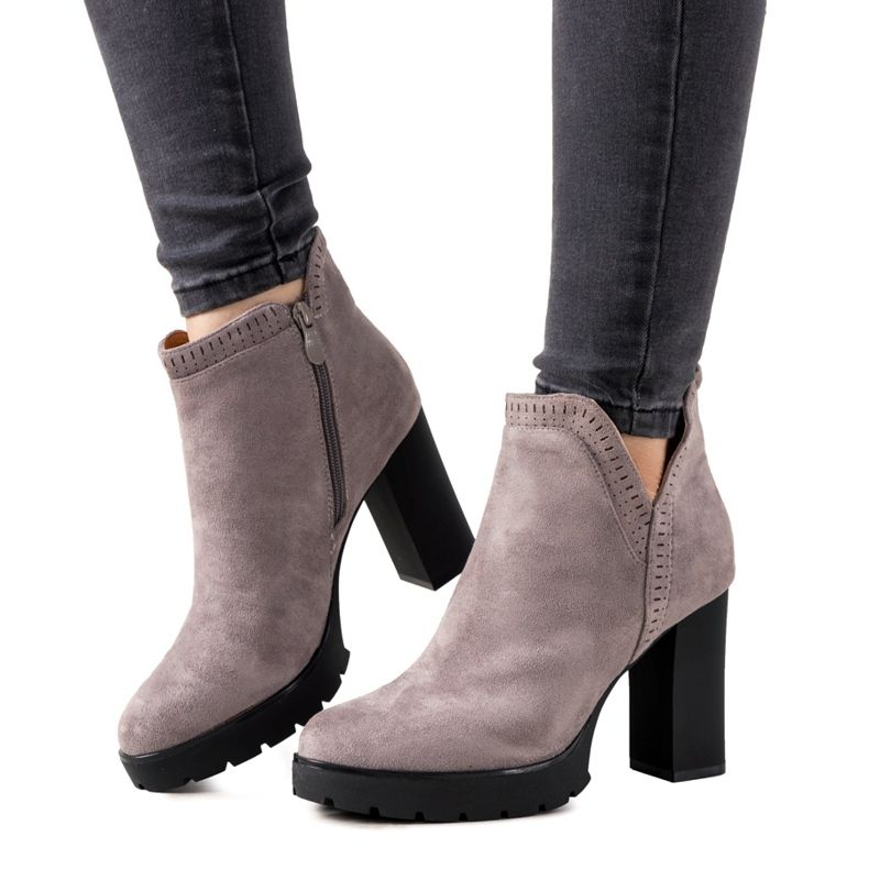 Szürke csizma a Bushido oszlopon