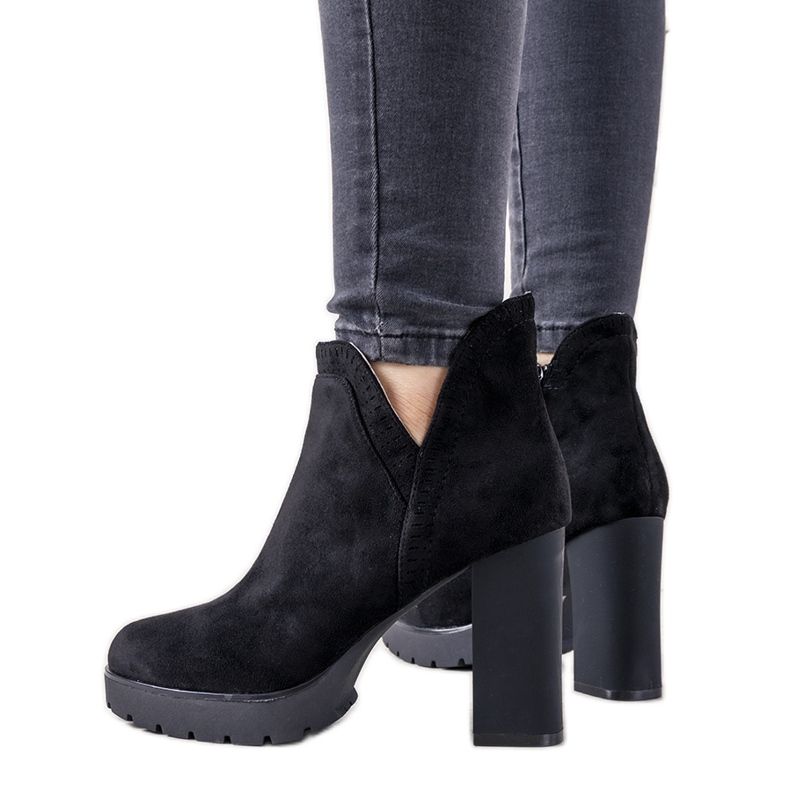 Fekete csizma a Bushido oszlopon