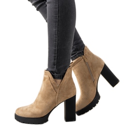 Bézs színű csizma a Bushido oszlopon