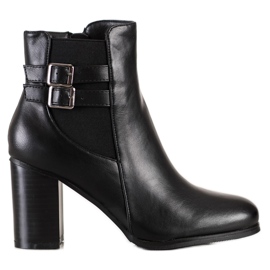 Renda Csizma dekoratív csatokkal fekete Renda Csizma dekoratív csatokkal fekete