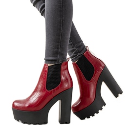 Piros bokacsizma a Zellola oszlopon